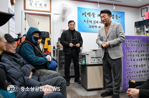 의정부시는 2월 3일 오전 5시경 관내 일용근로자들의 노고를 격려하고 현장의 목소리를 청취하기 위해 현장방문을 실시했다.