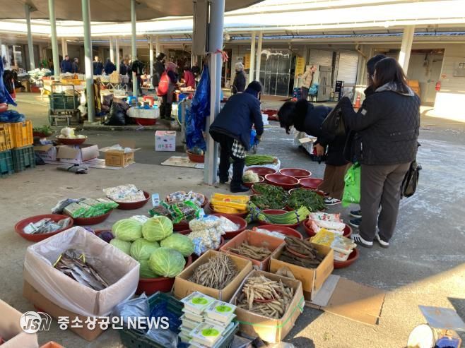 보성군, 설맞이 전통시장 장보기 행사 추진_설을 맞이하여 복내5일시장에서 장을 보고 있다