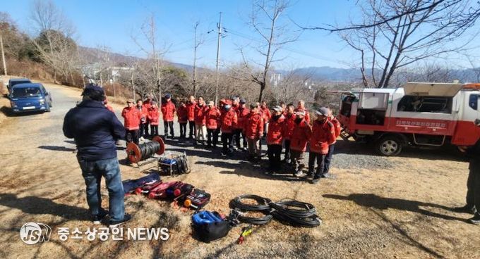 강진군 읍·면 산불진화대원들이 산불 발생 상황을 가정한 현장 실습 교육을 진행하고 있다.