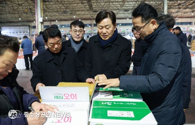 12일 새벽 김관영 전북특별자치도지사가 전주시 농수산물도매시장을 방문해 과일 경매장을 중심으로 농산물 출하 동향과 가격 흐름을 직접 점검하고 현장 관계자들을 격려하고 있다.