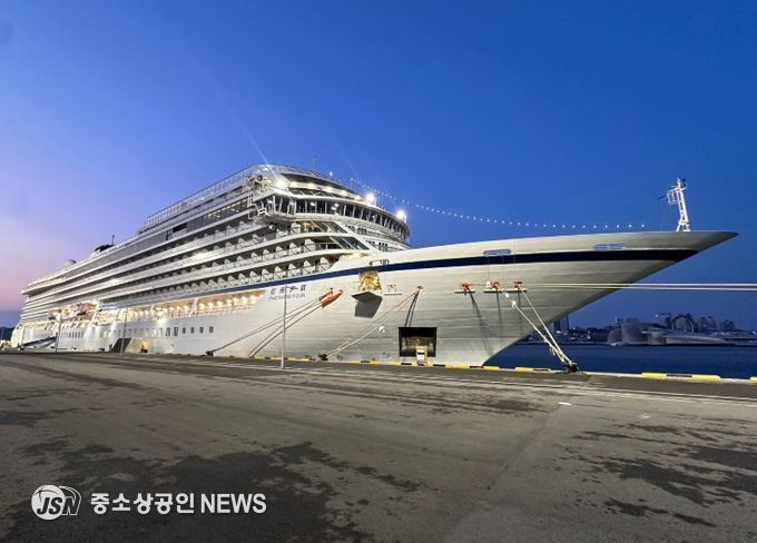 여수시가 지난 11일 여수항에 올해 첫 국제크루즈 ‘자오샹이둔호’가 입항했다.