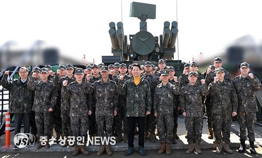 오세훈 서울시장이 16일(월) 1방공여단 방공진지 장병들과 기념사진을 촬영하고 있다.