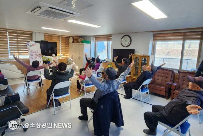 근력 강화 운동교실에 참여한 어르신들의 모습