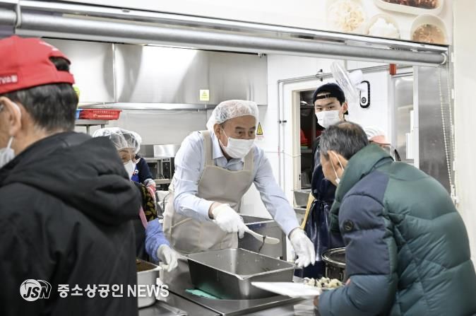 동두천시장, 노인복지관 찾아 배식 봉사 실천