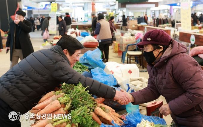 곡성군이 설 명절을 맞아 전통시장 장보기에 나섰다.
