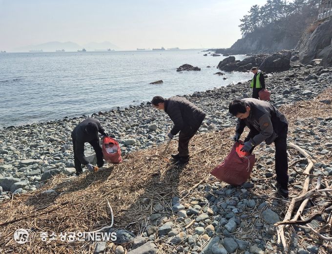 한국농촌지도자여수시연합회 및 여수시중부회 회원들이 만성리방파제 일원 해안 환경정비를 실시 중이다.
