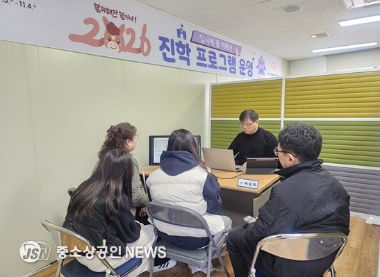 여수시가 마련한 ‘2026 예비 중3 맞춤형 1:1 진로·진학 컨설팅’에서 참여 학생과 학부모가 입시와 관련된 유익한 정보를 제공받고 있다.