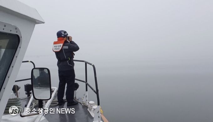 짙은 농무 속 해상 수색 중인 완도해경의 모습