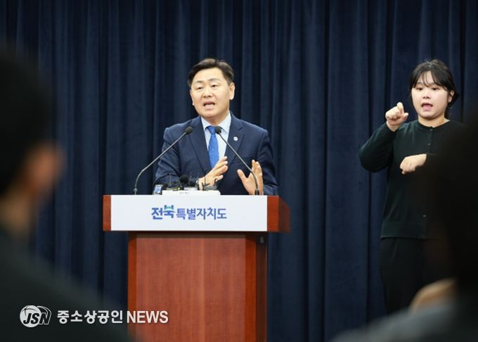 25일 전북특별자치도청 브리핑룸에서 김관영 도지사가 창업 활성화 정책 기자 브리핑을 하고 있다