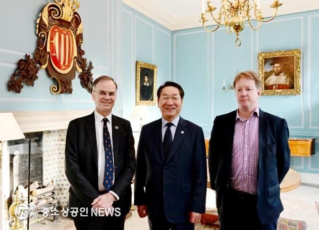 유정복 인천광역시장이 25일(현지시간) 영국 케임브리지대학교에서 폴 브리스토 케임브리지셔-피터버러 광역시장(오른쪽), 앤디 파커 케임브리지대 피터하우스 학장(왼쪽)과 협력방안을 논의한 뒤 기념촬영을 하고 있다