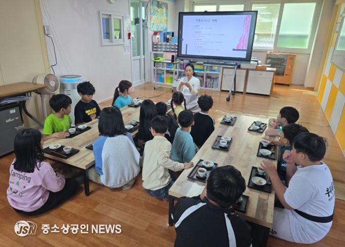 금호평생교육관이 2025년 5월 7일 한별지역아동센터에서 ‘청소년 전통예절교실’을 열고 학생들에게 전통차 시음 예법을 지도하고 있다. /광주시교육청 제공