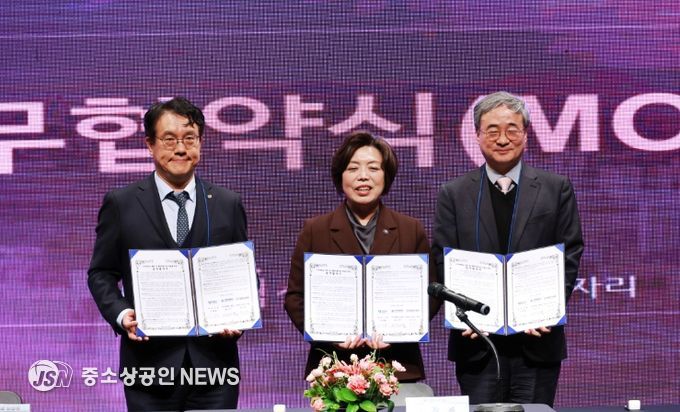 업무협약식 (좌측부터 조재호 아주대학교병원장, 신계용 과천시장, 강신은 과천도시공사 사장)