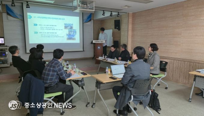 강진군 시문학파기념관 회의실에서 위원회가 강진군의 미래 발전을 위한 전략회의를 진행하고 있는 모습
