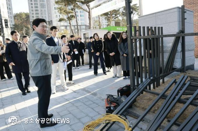 이상일 시장이 26일 용인솔빛초·중통합학교를 찾아 주요 시설을 살피고 있다