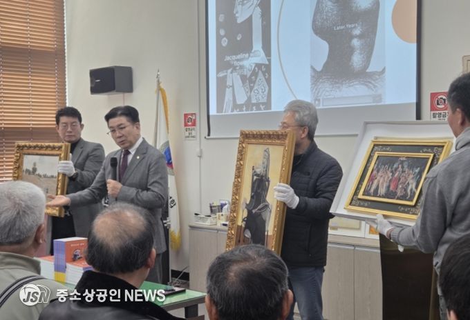 작품을 설명하고 있는 꾸바아트센터 차효준대표 (사진제공=K trendy NEWS)