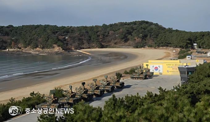 핵심부품국산화 개발품을 탑재한 ‘천마’가 표적기를 향해 유도탄을 발사하고 있다.