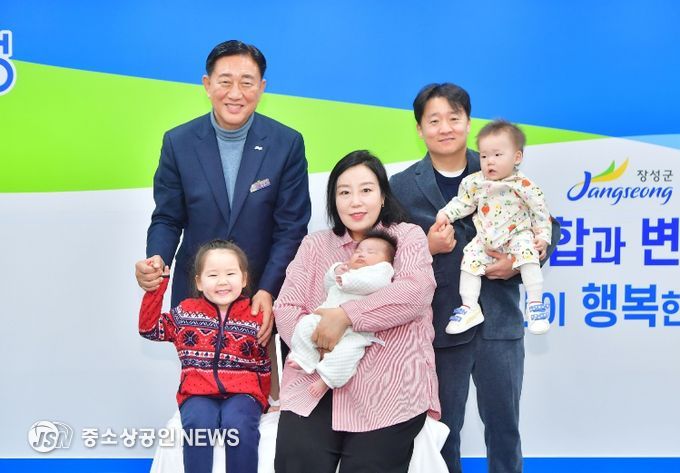 좌측부터 김한종 군수, 유선우 양, 오승현 씨, 유시웅 아기, 유정필 씨, 유도웅 아기.