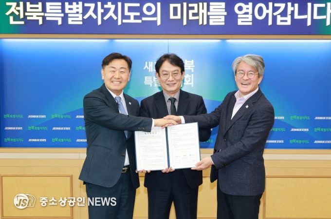 3일 전북특별자치도청 회의실에서 열린 전북 문화예술 및 관광브랜드 발전을 위한 (사)문화강국네트워크 업무협약식에 김관영 도지사와 이우종 (사)문화강국네트워크 이사장, 이경윤 문화관광재단 대표이사가 협약식을 갖고 있다