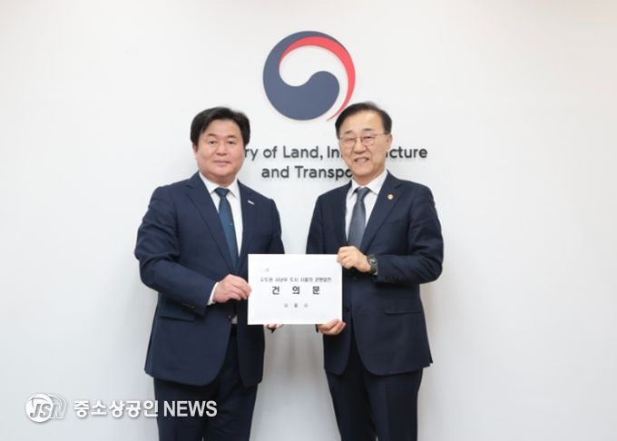 임병택 시흥시장(왼쪽)이 3일 서울 국토발전전시관에서 '신천~신림선' 관련 김윤덕 국토교통부 장관(오른쪽)을 면담하고 공동건의문을 전달하고 있다.