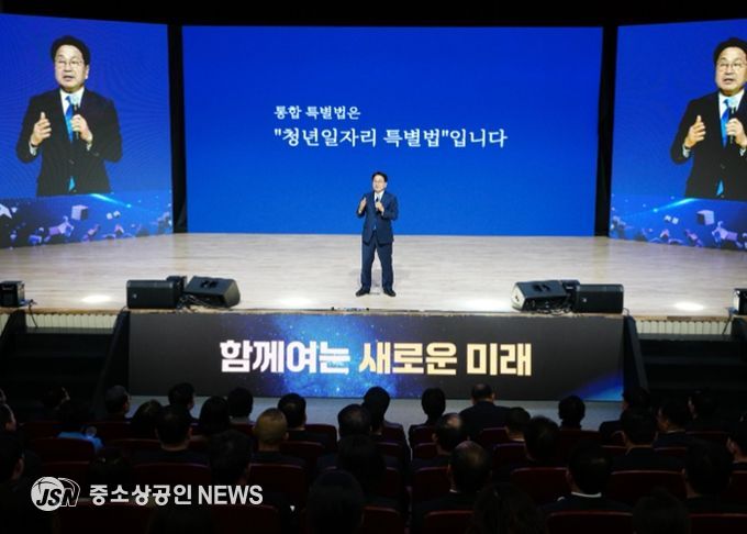 강기정 광주광역시장이 3일 전남 나주시 한국에너지공과대학교 대강당에서 열린 '광주전남 행정통합 시도민보고회'에서 특별법 통과까지의 추진경과와 미래 비전을 공유하고 있다. /광주광역시 제공