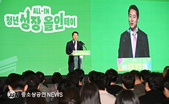오세훈 서울시장이 3일(화) DDP에서 열린 '청년 성장 올인데이'에서 청년 창업가를 위한 서울시 역할을 소개하고 있다.