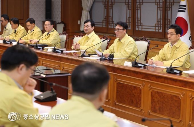 김민석 국무총리가 1일 세종대로 정부서울청사에서 열린 중동 상황점검 관련 긴급 관계부처회의를 주재하고 있다.