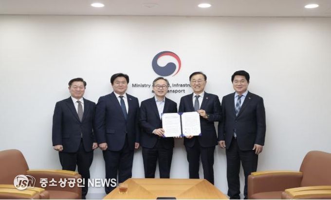 유성훈 금천구청장(사진 가운데)이 박준희 관악구청장(왼쪽 다섯번째), 박승원 광명시장(왼쪽 첫번째), 임병택 시흥시장(왼쪽 두번째)과 함께 김윤덕 국토교통부 장관(왼쪽 네번째)을 만나 ‘신천~신림선 제5차 국가철도망 구축계획 반영 및 조기 추진 촉구 공동건의문’을 전달하고 기념 촬영을 하고 있다.