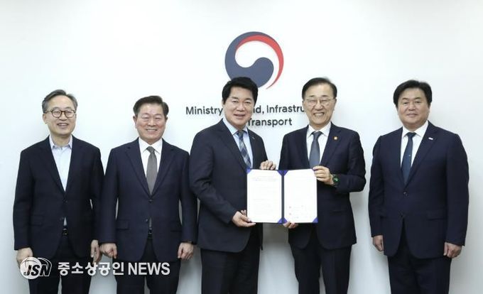 관악구 등 4개 지자체장이 국토부를 방문해 신천신림선 국가철도망 구축계획 반영을 위한 공동건의문을 전달했다(가운데 박준희 관악구청장)