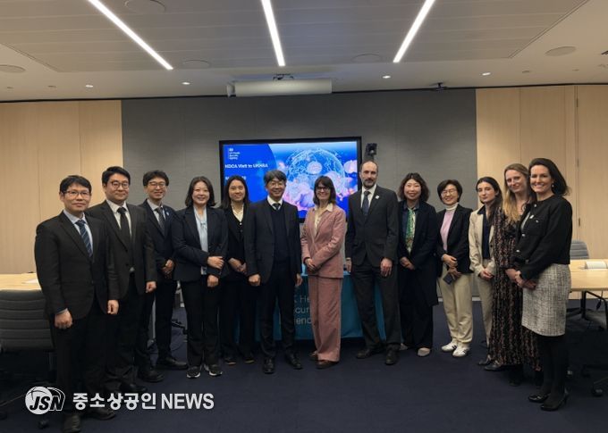 질병관리청-UKHSA(가운데 임승관 질병관리청장과 수잔 홉킨스 UKHSA 청장)