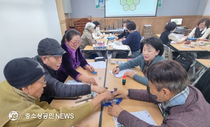 보성군, 445개 경로당에 어르신 보드게임 꾸러미 지원_어르신들과 함께 보드게임을 하고 있다