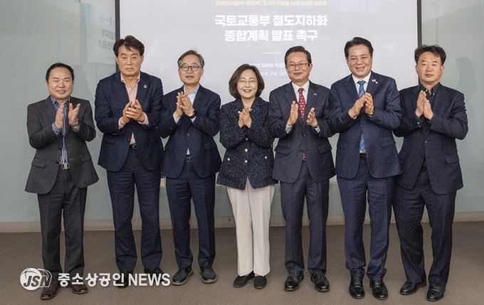경부선지하화추진협의회가 3월 4일 서울 용산역 민자역사 회의실에서 철도 지하화 종합계획의 조속한 발표를 촉구하며 공동성명을 발표하고 있다.(왼쪽부터 최원석 구로구 부구청장, 하은호 군포시장, 유성훈 금천구청장, 박희영 용산구청장, 최호권 영등포구청장, 최대호 안양시장, 사창훈 동작구 부구청장)