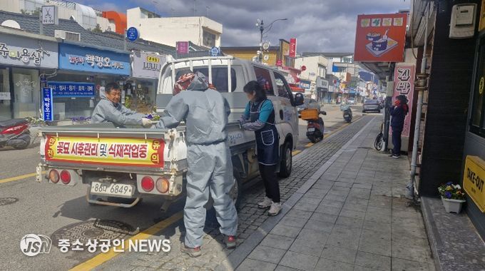 강진읍 일대 상가에 화분을 전달하고 있다.