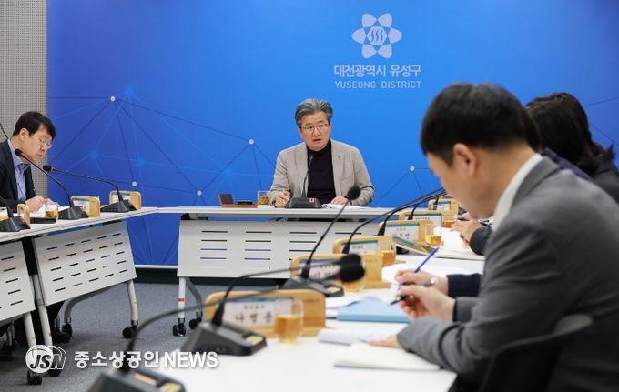 정용래 유성구청장이 9일 주간간부회의를 주재하고 있다.