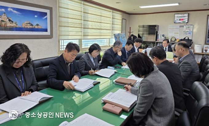 지난 9일 부시장실에서 ‘공공기관 유치 대응 TF 회의’에서 정현구 부시장과 관련 부서 과장들이 기관별 추진 현황 자료를 검토하며 실무적인 대응 방향을 공유하고 있다.