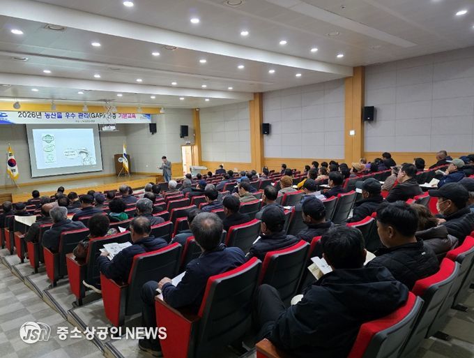 여수시는 지난 5일 농업기술센터 농업인교육관에서 GAP(농산물우수관리) 인증 확대를 위한 농업인 집합교육을 실시했다.
