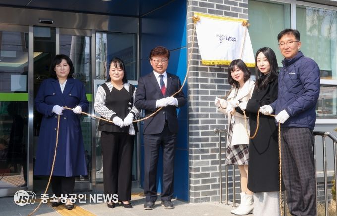 최충규 대덕구청장(사진 왼쪽 세 번째)과 관계자들이 11일 대덕구육아복합마더센터에 조성된 여성친화 거점공간 ‘대덕열린마루’ 현판 제막식을 진행하고 있다.
