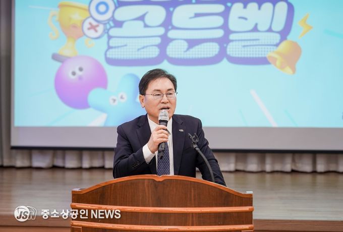 여수시가 공직사회 청렴문화 확산과 반부패 의식 제고를 위해 지난 11일 회의실에서 ‘청백리(청렴한 100인 리더) 골든벨’을 개최했다.