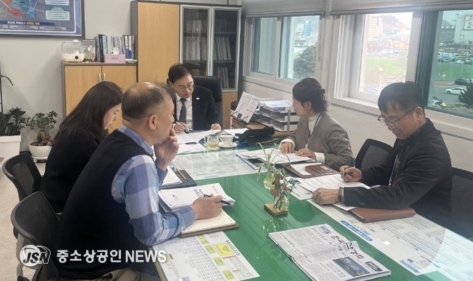 정현구 부시장이 국동임시별관 청사에서 찾아가는 현장 결재를 진행하고 있다.