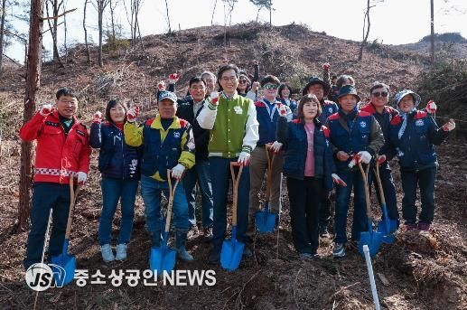 대봉감·배·꿀 농가 상생하는 영암군 식목일