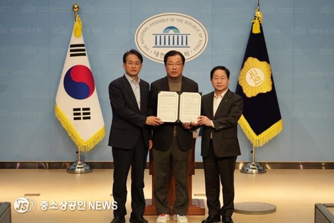 13일 (가운데)이현재 하남시장, (좌)이동환 고양특례시장, (우)주광덕 남양주시장이 국회를 방문하여 신도시 광역교통 문제 해결을 위한 공동 건의문을 발표했다.