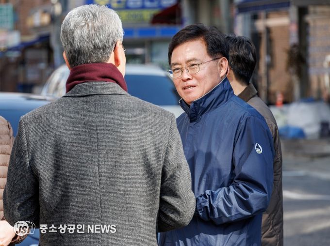 진교훈 서울 강서구청장(오른쪽)이 화곡3동 일대 정비사업지 현장을 찾아 지역 주민과 대화하고 있다.