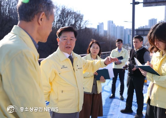 박승원 광명시장이 13일 오후 '제71회 생생소통현장' 일정으로 충훈대교 방문헤해 안전 관리에 만전을 가해줄 것을 당부하고 있다.