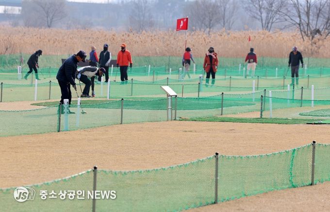 광산구가 지난 12일 운남동 107-3번지 일원에 9홀 규모인 운남파크골프장 조성을 완료해 시민들이 이용하고 있는 모습.