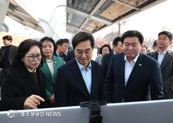 임병택 시흥시장(사진 오른쪽)과 김동연 경기도지사(사진 가운데)가 정왕동 2376번지 시화방조제 자전거길을 찾아 완성된 태양광 시설 설치에 관한 설명을 듣고 있다
