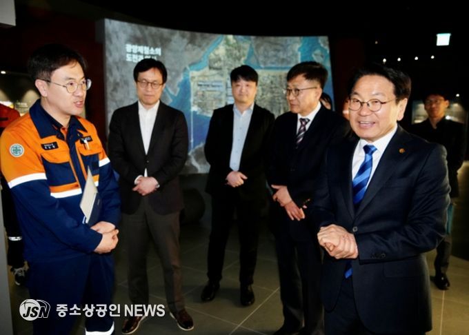 강기정 광주광역시장이 16일 포스코 광양제철소를 방문해 제철소 운영 현황을 살펴보고 에너지 운영 현황과 향후 전력 수급 계획 등을 청취하고 있다. /광주광역시 제공