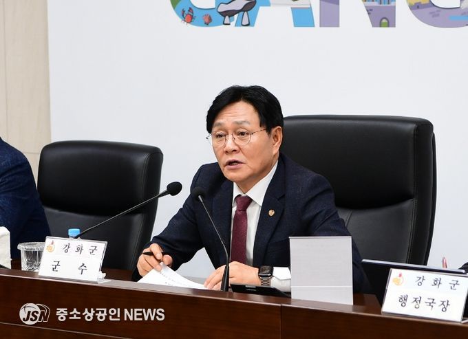 강화군, 하나라도 더 따온다… 공모사업 총력 대응(회의를 주재하는 박용철 군수)
