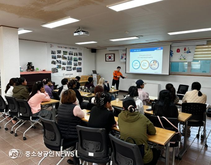 강진소방서가 강진군 가족센터에서 외국인 주민을 대상으로 체험형 소방안전교육을 실시하고 있다.