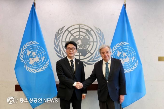 미국을 방문 중인 김민석 국무총리가 16일(현지시간) 미 뉴욕 UN본부에서 안토니우 구테레쉬 UN 사무총장과 면담을 하고 있다.